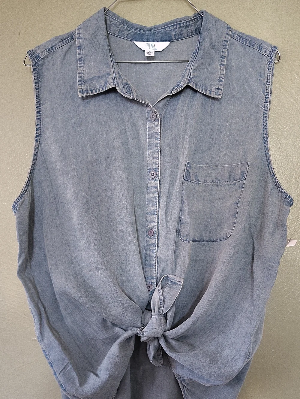 Time and Tru Light Blue Sleeveless Button Front Chambray Top Large NWOT